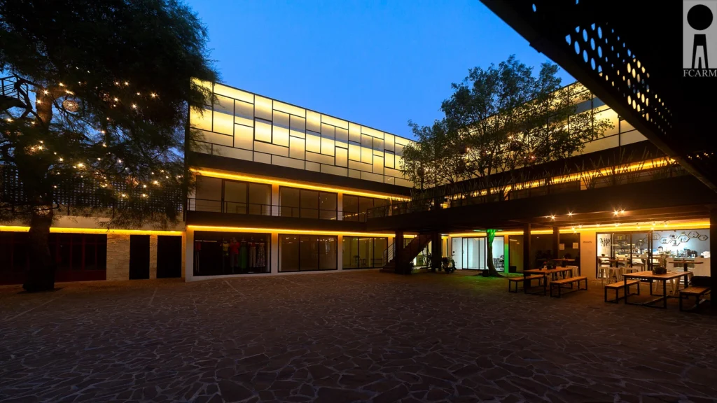 Plaza comercial y departamentos de larga estancia WiFI