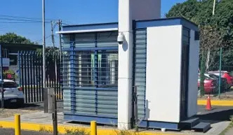 Sistema de cámaras y el control accesos ligado, algunas cámaras pueden identificar personas non gratas para la institución y disparar alertas