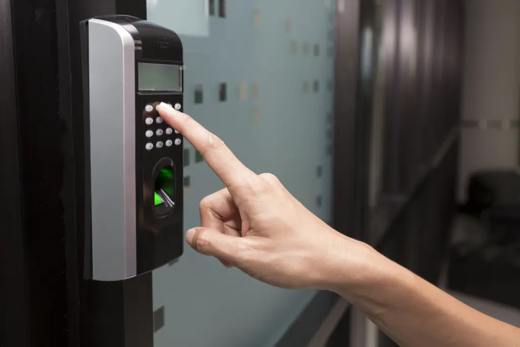 Control de accesos con clave o huella digital